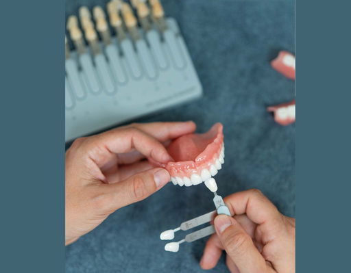 Person comparing a 3D prinetd denture with ITA Bleachedguide 3D-MASTER